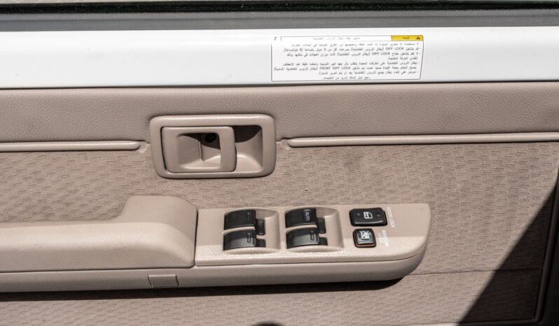 
								2026 Toyota Land Cruiser LC76 4.0L AT Petrol (Mid Option) White full									