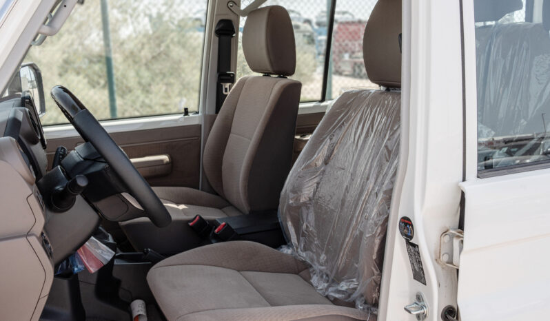 
								2026 Toyota Land Cruiser LC76 4.0L AT Petrol (Mid Option) White full									