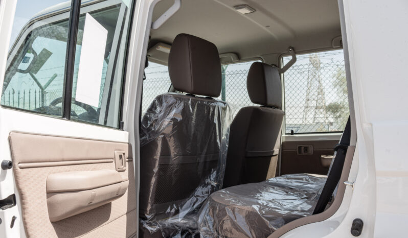 
								2026 Toyota Land Cruiser LC76 4.0L AT Petrol (Mid Option) White full									