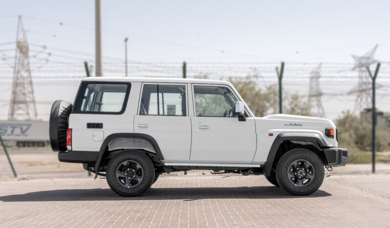 
								2026 Toyota Land Cruiser LC76 4.0L AT Petrol (Mid Option) White full									