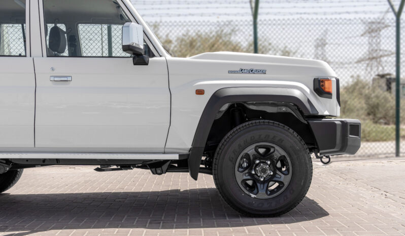 
								2026 Toyota Land Cruiser LC76 4.0L AT Petrol (Mid Option) White full									
