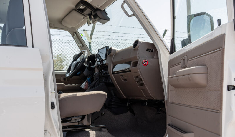 
								2026 Toyota Land Cruiser LC76 4.0L AT Petrol (Mid Option) White full									
