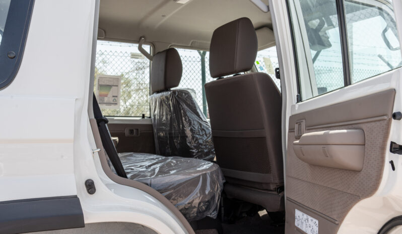 
								2026 Toyota Land Cruiser LC76 4.0L AT Petrol (Mid Option) White full									