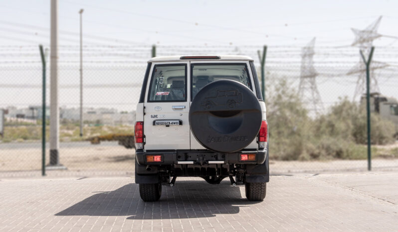 
								2026 Toyota Land Cruiser LC76 4.0L AT Petrol (Mid Option) White full									