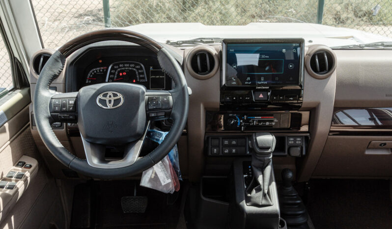 
								2026 Toyota Land Cruiser LC76 4.0L AT Petrol (Mid Option) Beige full									