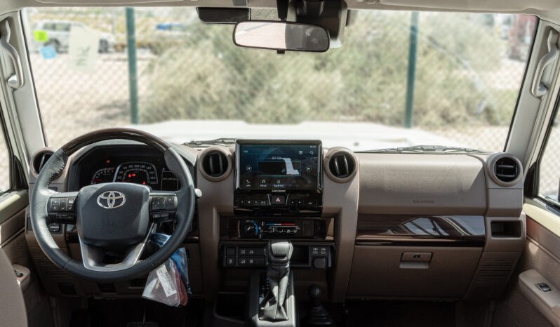 
								2026 Toyota Land Cruiser LC76 4.0L AT Petrol (Mid Option) Beige full									