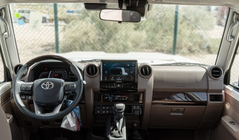 
								2026 Toyota Land Cruiser LC76 4.0L AT Petrol (Mid Option) White full									