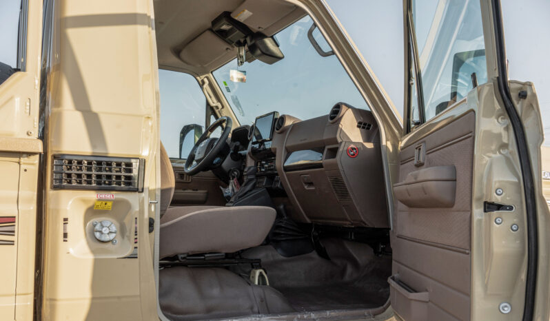 
								2026 Toyota Land Cruiser LC79 2.8L AT Diesel (Beige-Brown) Mid full									