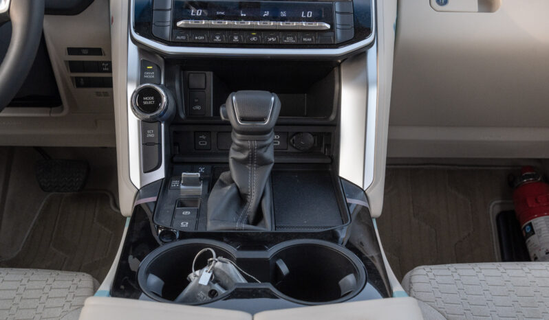 
								2026 Toyota Land Cruiser GXR 3.3L AT Diesel (White-Beige) Basic full									