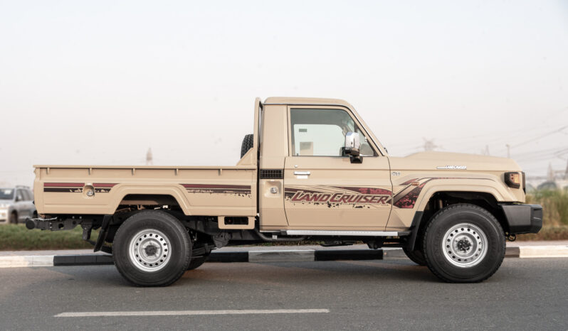 
								2025 Toyota Land Cruiser LC79 4.0L MT Petrol Basic (Omani) full									
