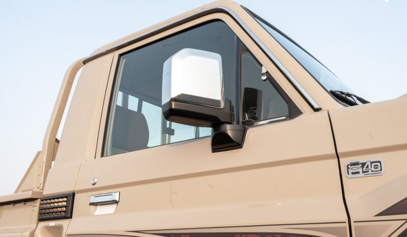 
								2025 Toyota Land Cruiser LC79 4.0L MT Petrol Basic (Omani) full									