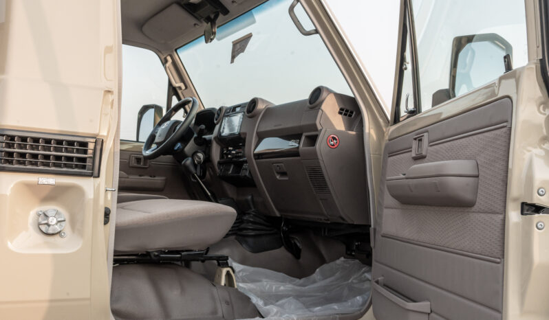 
								2025 Toyota Land Cruiser LC79 4.0L MT Petrol Basic (Omani) full									