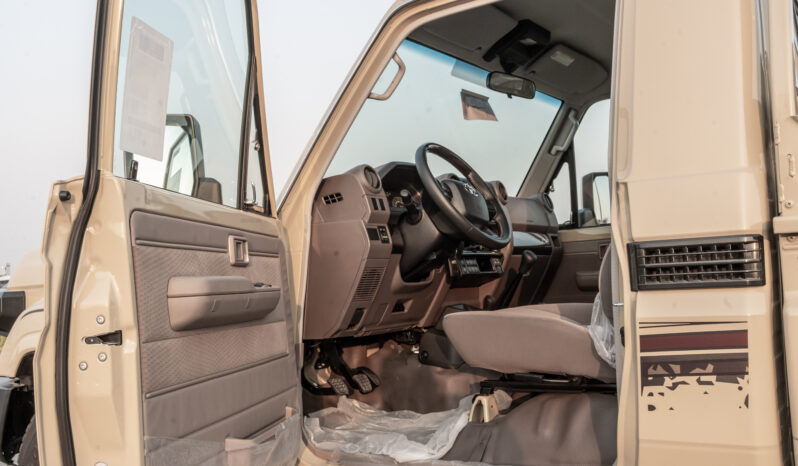 
								2025 Toyota Land Cruiser LC79 4.0L MT Petrol Basic (Omani) full									