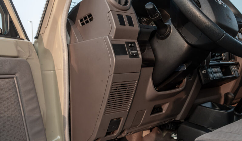 
								2025 Toyota Land Cruiser LC79 4.0L MT Petrol Basic (Omani) full									