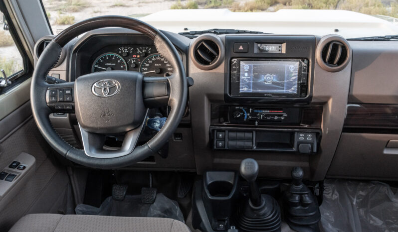 
								2025 Toyota Land Cruiser LC79 4.0L MT Petrol Basic (Omani) full									