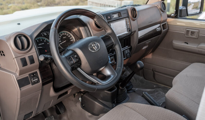 
								2025 Toyota Land Cruiser LC79 4.0L MT Petrol Basic (Omani) full									