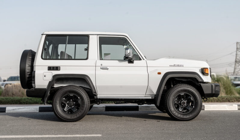 
								2025 Toyota Land Cruiser LC71 4.0L AT Petrol (White) Mid Option full									