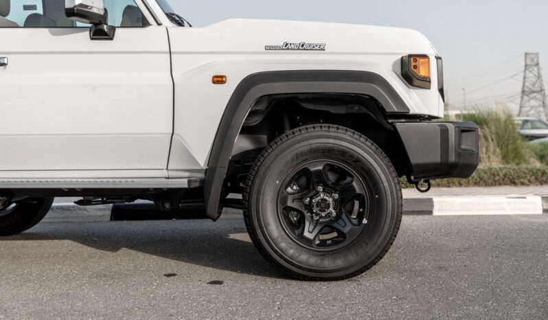 
								2025 Toyota Land Cruiser LC71 4.0L AT Petrol (White) Mid Option full									