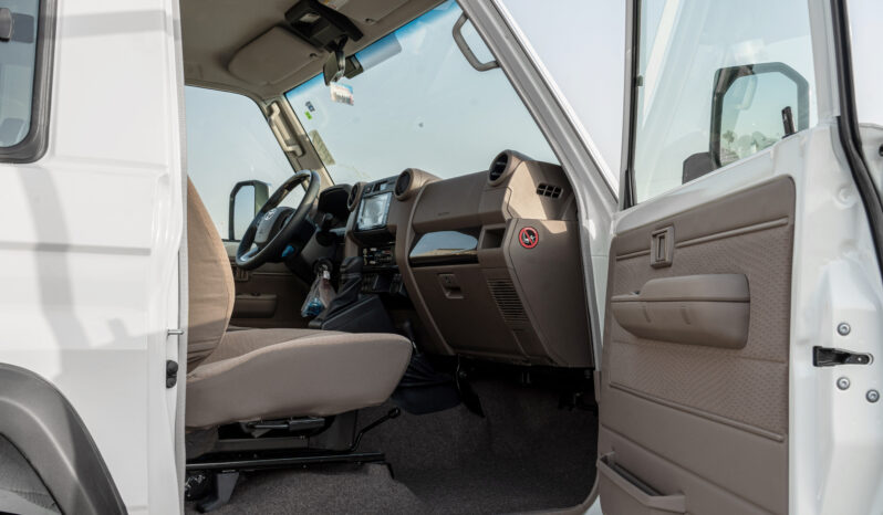 
								2025 Toyota Land Cruiser LC71 4.0L AT Petrol (White) Mid Option full									