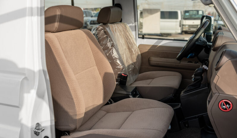 
								2025 Toyota Land Cruiser LC71 4.0L AT Petrol (White) Mid Option full									