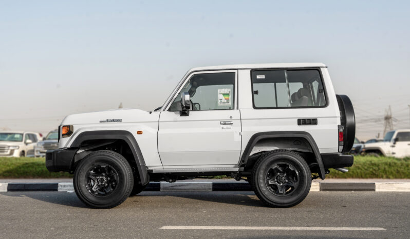 
								2025 Toyota Land Cruiser LC71 4.0L AT Petrol (White) Mid Option full									