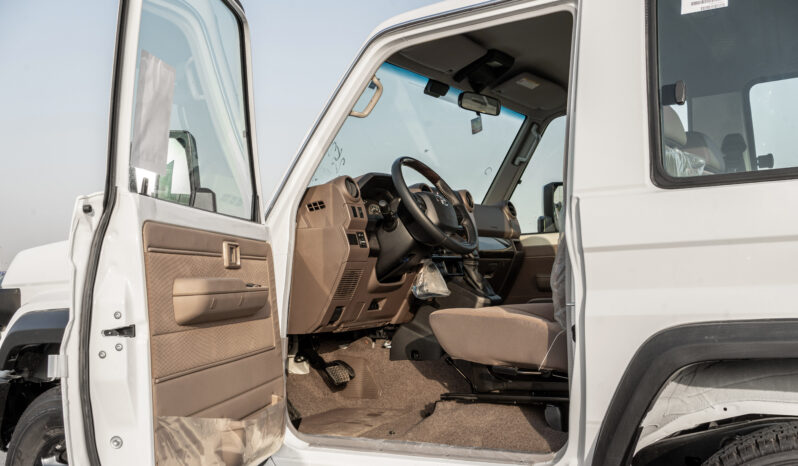 
								2025 Toyota Land Cruiser LC71 4.0L AT Petrol (White) Mid Option full									