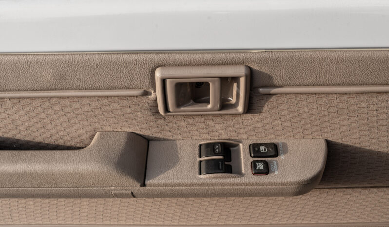 
								2025 Toyota Land Cruiser LC71 4.0L AT Petrol (White) Mid Option full									