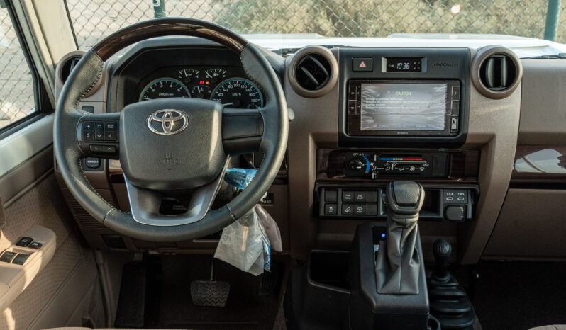 
								2025 Toyota Land Cruiser LC71 4.0L AT Petrol (White) Mid Option full									