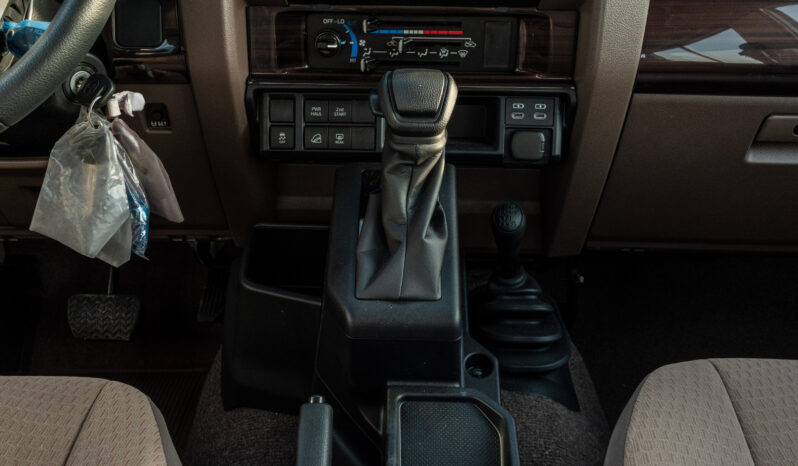 
								2025 Toyota Land Cruiser LC71 4.0L AT Petrol (White) Mid Option full									