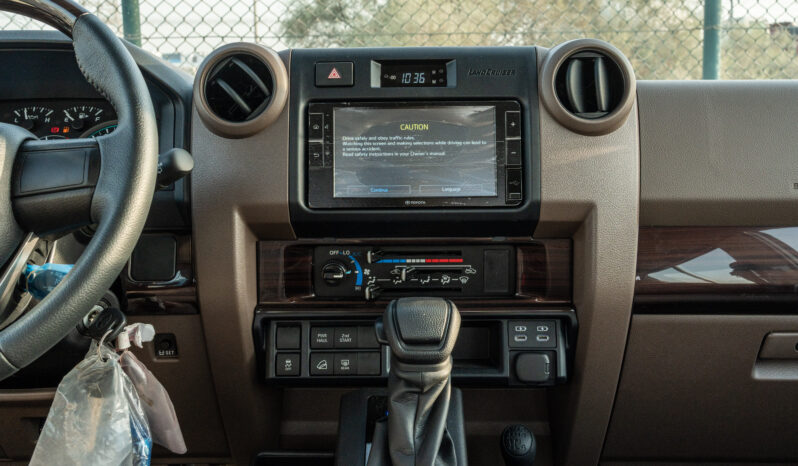 
								2025 Toyota Land Cruiser LC71 4.0L AT Petrol (White) Mid Option full									