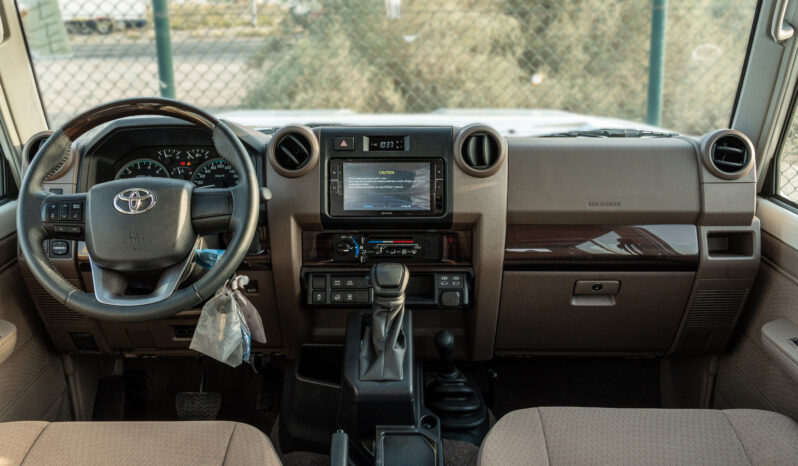 
								2025 Toyota Land Cruiser LC71 4.0L AT Petrol (White) Mid Option full									