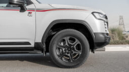 
										2025 Toyota Land Cruiser GR-Sport 3.5L AT Hybrid (White-Red) full									