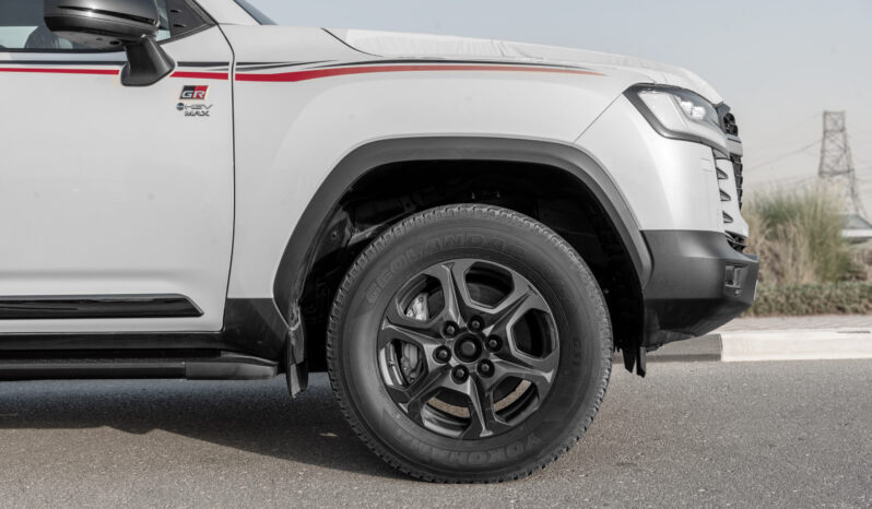 
								2025 Toyota Land Cruiser GR-Sport 3.5L AT Hybrid (White-Red) full									