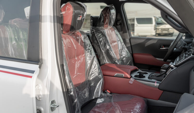 
								2025 Toyota Land Cruiser GR-Sport 3.5L AT Hybrid (White-Red) full									