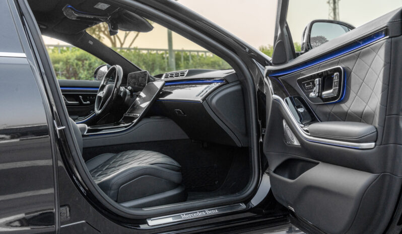
								2025 Mercedes Benz S 580 4Matic 4.0L AT Petrol (Black-Black) full									