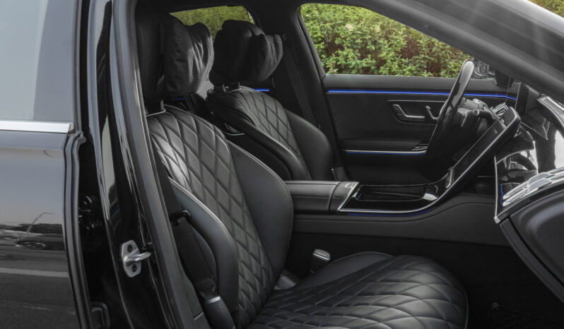 
								2025 Mercedes Benz S 580 4Matic 4.0L AT Petrol (Black-Black) full									