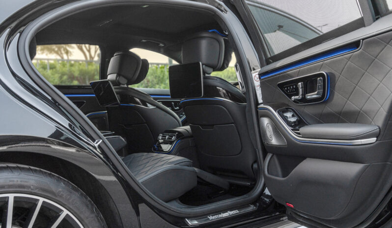 
								2025 Mercedes Benz S 580 4Matic 4.0L AT Petrol (Black-Black) full									