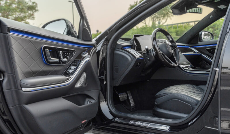 
								2025 Mercedes Benz S 580 4Matic 4.0L AT Petrol (Black-Black) full									