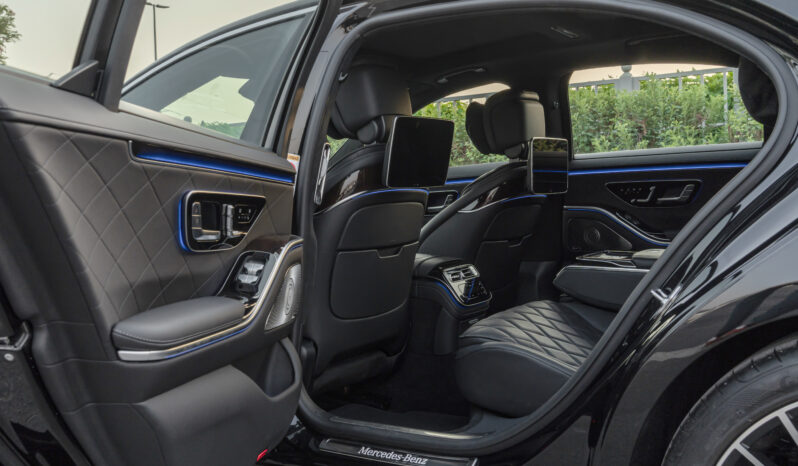 
								2025 Mercedes Benz S 580 4Matic 4.0L AT Petrol (Black-Black) full									