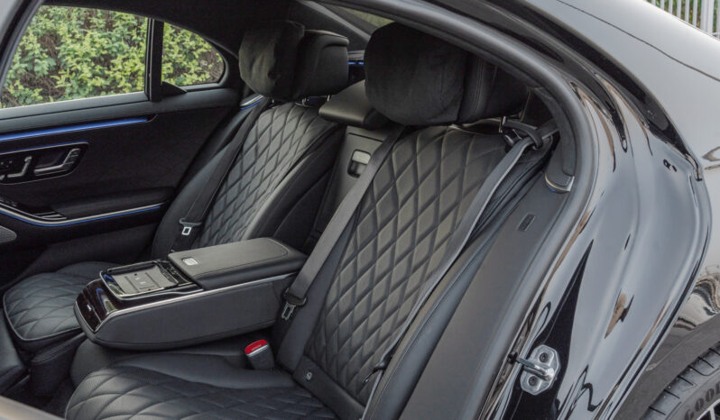 
								2025 Mercedes Benz S 580 4Matic 4.0L AT Petrol (Black-Black) full									