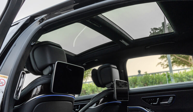 
								2025 Mercedes Benz S 580 4Matic 4.0L AT Petrol (Black-Black) full									