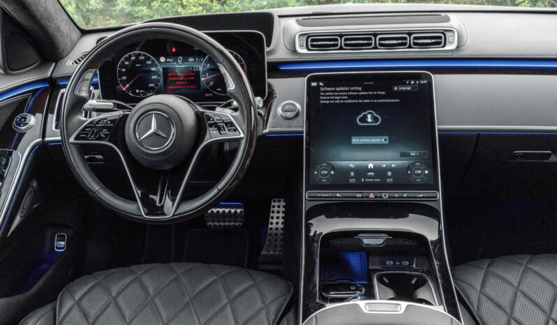 
								2025 Mercedes Benz S 580 4Matic 4.0L AT Petrol (Black-Black) full									