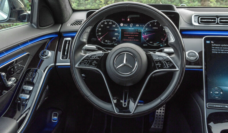 
								2025 Mercedes Benz S 580 4Matic 4.0L AT Petrol (Black-Black) full									
