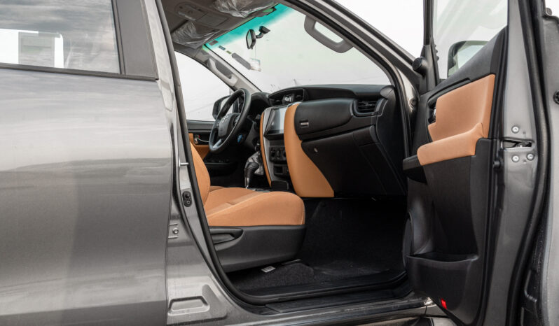 
								2026 Totota Fortuner GX 2.7L AT Petrol (Gray-Tan) RWD full									