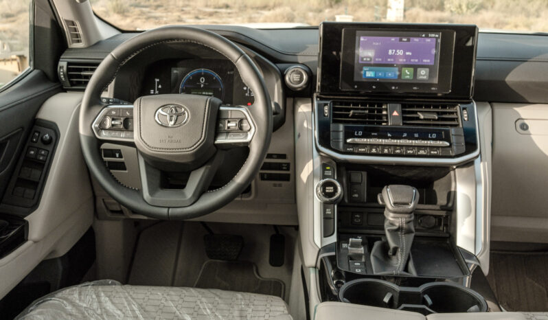 
								2026 Toyota Land Cruiser GXR 3.3L AT Diesel (White-Beige) Basic full									