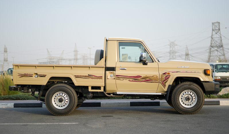 
								2025 Toyota Land Cruiser LC 79 4.0L AT Petrol Basic (Beige) full									