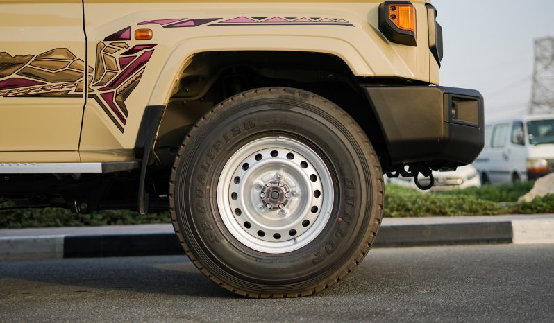 
								2025 Toyota Land Cruiser LC 79 4.0L AT Petrol Basic (Beige) full									