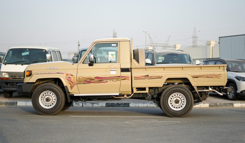 
								2025 Toyota Land Cruiser LC 79 4.0L AT Petrol Basic (Beige) full									