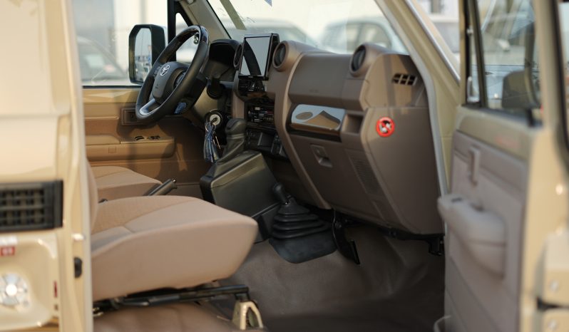 
								2025 Toyota Land Cruiser LC 79 4.0L AT Petrol Basic (Beige) full									