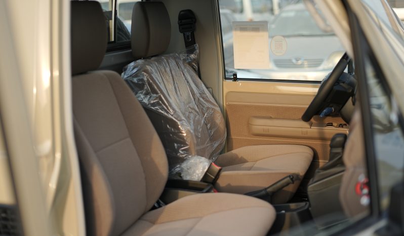 
								2025 Toyota Land Cruiser LC 79 4.0L AT Petrol Basic (Beige) full									